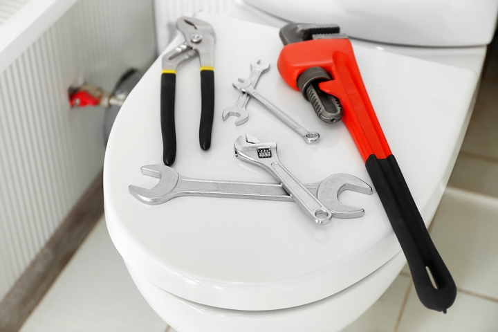 7 Great Ways to Unclog a Toilet Without a Plunger